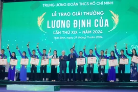 Chủ tịch Ủy ban Trung ương Mặt trận tổ quốc Việt Nam Đỗ Văn Chiến và Bí thư thứ Nhất Trung ương Đoàn Bùi Quang Huy trao giải thưởng Lương Định Của lần thứ 19 năm 2024. (Ảnh: Thế Duyệt/TTXVN)