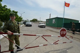 Binh sỹ Kyrgyzstan tuần tra tại làng Maksat, gần khu vực biên giới với Tajikistan. (Ảnh: AFP/TTXVN)