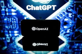 Biểu tượng của Công ty OpenAI và ChatGPT trên màn hình. (Ảnh: AFP/TTXVN)