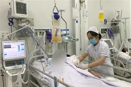 Nhân viên y tế Bệnh viện Chợ Rẫy, Thành phố Hồ Chí Minh, chăm sóc, tích cực cho bệnh nhân ngộ độc Botulinum hồi tháng 5/2023. (Ảnh: TTXVN phát)