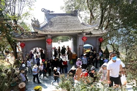 Rất đông du khách tham quan chùa Hương Tích, tỉnh Hà Tĩnh. (Ảnh: Công Tường/TXVN)