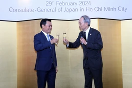 Ông Ono Masuo (phải), Tổng lãnh sự Nhật Bản tại Thành phố và ông Bùi Xuân Cường (trái), Phó Chủ tịch UBND Thành phố Hồ Chí Minh chúc mừng sinh nhật Nhà vua Nhật Bản. (Ảnh: Xuân Khu/TTXVN)