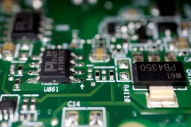 Các chip bán dẫn được nhìn thấy trên bảng mạch in. (Nguồn: Reuters)
