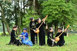 Thế hệ trẻ luôn tích cực gìn giữ và phát huy nghệ thuật truyền thống của đồng bào các dân tộc huyện Tiên Yên. (Ảnh: Minh Đức/TTXVN)