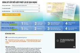 Người dân đăng ký sử dụng Dịch vụ Công mức độ 4 đổi bằng lái xe trực tuyến. (Ảnh: Vietnam+)