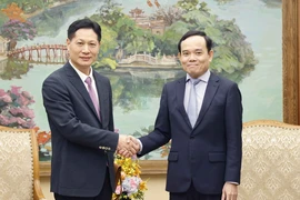 Phó Thủ tướng Trần Lưu Quang và ông Bàng Cương Chí, Chủ tịch Hội đồng quản trị Tập đoàn Đầu tư An Tín. (Ảnh: Doãn Tấn/TTXVN)