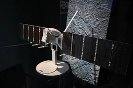 Mô hình tàu vũ trụ Europa Clipper tại phòng thí nghiệm của NASA ở California, Mỹ ngày 11/4/2023. (Ảnh: AFP/TTXVN)