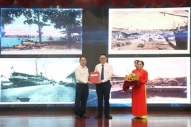Ông Phạm Thành Nam, Giám đốc Bảo tàng Tôn Đức Thắng tiếp nhận tài liệu từ Trung tâm Lưu trữ quốc gia II. (Ảnh: Thu Hương/TTXVN)