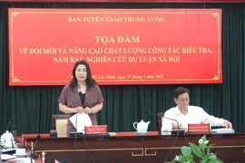 Bà Phạm Thu Hà, Viện trưởng Viện Dư luận xã hội, Ban Tuyên giáo Trung ương phát biểu tại tọa đàm. (Ảnh: Anh Tuấn/TTXVN)