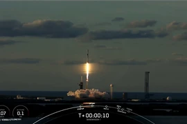 Tên lửa đẩy SpaceX Falcon 9 mang theo vệ tinh do thám quân sự của Hàn Quốc rời bệ phóng tại Trung tâm vũ trụ Kennedy, bang Florida, Mỹ, ngày 7/4 vừa qua. (Ảnh: Yonhap/TTXVN)