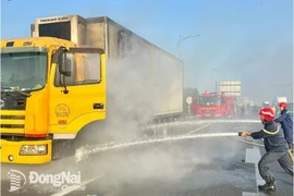 Lực lượng chữa cháy kịp thời có mặt và dập tắt vụ cháy trên chiếc xe tải đang lưu thông trên đường cao tốc Thành phố Hồ Chí Minh-Long Thành-Dầu Giây, huyện Nhơn Trạch. (Nguồn: báo Đồng Nai)