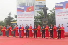 Lãnh đạo tỉnh Nghệ An, tỉnh Ulyanovsk và Đại sứ Đặc mệnh toàn quyền Liên bang Nga tại Việt Nam thực hiện nghi thức cắt băng khánh thành tượng V.I.Lenin. (Ảnh: Xuân Tiến/TTXVN)