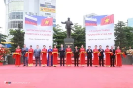 Các đại biểu thực hiện nghi lễ cắt băng khánh thành tượng V.I Lenin. (Nguồn: Đài Phát thanh và Truyền hình Nghệ An)