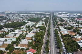 Con đường Mỹ Phước- Tân Vạn với 10 làn xe được xây dựng hiện đại qua đô thị Bến Cát. (Ảnh: Dương Chí Tưởng/TTXVN)