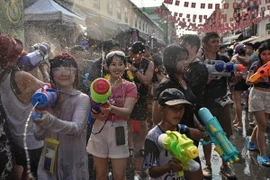 Người dân tham gia lễ hội té nước Songkran ở Bangkok, Thái Lan ngày 12/4 vừa qua. (Ảnh: AFP/TTXVN)