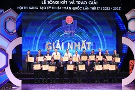 Chủ nhiệm Ủy ban Khoa học, Công nghệ và Môi trường của Quốc hội Lê Quang Huy và Chủ tịch Liên hiệp các Hội Khoa học và Kỹ thuật Việt Nam Phan Xuân Dũng trao giải Nhất cho các tác giả và nhóm tác giả đạt giải. (Ảnh: Tuấn Anh/TTXVN)