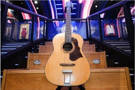 Cây đàn guitar acoustic Hootenanny 12 dây Framus đã thất lạc từ lâu của John Lennon được trưng bày ở London trước khi được bán đấu giá. (Nguồn: Indaily)