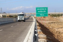Biển báo giao thông đã lắp đặt hoàn thiện trên tuyến cao tốc Cam Lâm-Vĩnh Hảo. (Ảnh: Nguyễn Thành/TTXVN)