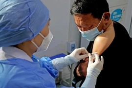 Nhân viên y tế tiêm vaccine ngừa bệnh cúm cho người dân tại tỉnh Giang Tô của Trung Quốc. (Ảnh: AFP/TTXVN)