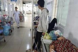 Các bệnh nhân nghi ngộ độc thực phẩm đang được cấp cứu tại Bệnh viện Đa khoa khu vực Long Khánh.