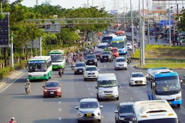 Tình hình giao thông cửa ngõ phía Tây của Thành phố Hồ Chí Minh cơ bản ổn định trong chiều 1/5. (Ảnh: Tiến Lực/TTXVN)
