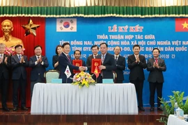 Lãnh đạo tỉnh Đồng Nai và tỉnh Gyeongnam ký thỏa thuận hợp tác. (Ảnh: Công Phong/TTXVN)