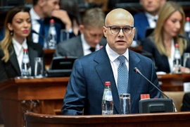 Tân Thủ tướng Serbia Milos Vucevic phát biểu trước Quốc hội về thành phần Chính phủ mới, tại Belgrade ngày 1/5. (Ảnh: AFP/TTXVN)