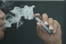 Sản phẩm thuốc lá điện tử và thuốc lá nung nóng được đưa vào Việt Nam chủ yếu qua đường nhập lậu, xách tay… và được đưa được tới tay người tiêu dùng qua các kênh không chính thức và được quảng bá, bán hàng tràn lan trên các trang mạng xã hội. (Ảnh: Minh Quyết/TTXVN)