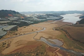 Hồ Đankia-Suối Vàng có diện tích lòng hồ hơn 360ha bị khô cạn trơ đáy vào tháng Ba vừa qua. (Ảnh: Nguyễn Dũng/TTXVN)