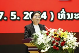 Bà Pany Yathotou, Phó Chủ tịch nước, Trưởng Ban tổ chức kỷ niệm 70 năm chiến thắng Điện Biên Phủ của Lào, đọc diễn văn tại buổi lễ. (Ảnh: Phạm Kiên/TTXVN)