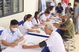 Các bác sỹ Hội Thầy Thuốc trẻ Hà Nội khám chữa bệnh miễn phí cho người dân. (Ảnh: Kế Tùng/TTXVN)