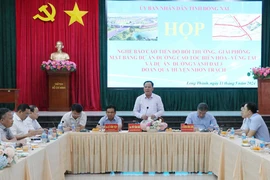 Ông Võ Tấn Đức, Quyền Chủ tịch UBND tỉnh Đồng Nai phát biểu tại cuộc họp. (Ảnh: Công Phong/TTXVN)