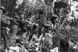 Các chiến sỹ của Trung đoàn 70, đơn vị đầu tiên của Bộ đội Trường Sơn, đang thồ hàng trên tuyến Tây Trường Sơn tháng 9/1961. (Ảnh: Tư liệu BTC/TTXVN phát)