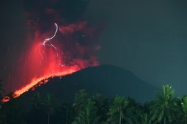 Dung nham phun trào từ miệng núi lửa Ibu ở tỉnh Bắc Maluku, Indonesia, ngày 11/5 vừa qua. (Ảnh: AFP/TTXVN)