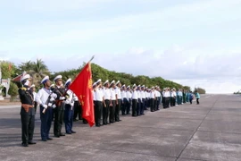 Các chiến sỹ hải quân Trường Sa quyết tâm bảo vệ vùng trời, vùng biển thiêng liêng của Tổ quốc. (Ảnh: Xuân Khu/TTXVN)