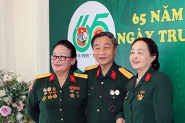 Những chiến sỹ Trường Sơn năm xưa gặp lại đồng đội trong Lễ kỷ niệm 65 năm Ngày mở đường Hồ Chí Minh - Ngày truyền thống Bộ đội Trường Sơn. (Ảnh: Trọng Đức/ TTXVN)