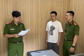 Cơ quan Cảnh sát Điều tra, Công an tỉnh Sơn La thi hành các quyết định khởi tố vụ án hình sự, khởi tố bị can và bắt tạm giam đối với Đặng Tùng Lâm. (Ảnh: TTXVN phát)