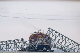 Tàu chở hàng Dali đâm sập cầu Francis Scott Key ở thành phố Baltimore, bang Maryland, Mỹ ngày 27/3 vừa qua. (Ảnh: AFP/TTXVN)