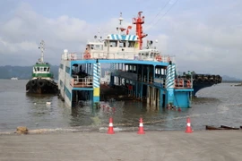 Công ty Cổ phần đảm bảo giao thông đường thủy Hải Phòng đang tiến hành xác định nguyên nhân phà HP-2735 bị nước tràn gây ngập khoang mũi. (Ảnh: Hoàng Ngọc/TTXVN)