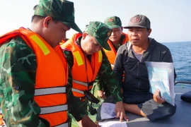 Bộ đội Biên phòng tỉnh Bình Định kiểm tra, giám sát tàu cá hoạt động trên biển. (Nguồn: báo Biên phòng)