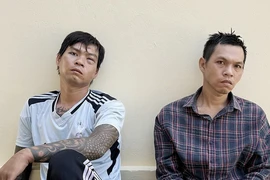 Hai anh em Sang và Oai (phải) bị bắt. (Ảnh: TTXVN phát)