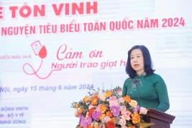 Chủ tịch Quốc hội Trần Thanh Mẫn với đại biểu người hiến máu tình nguyện tiêu biểu toàn quốc năm 2024. (Ảnh: Thống Nhất/TTXVN)