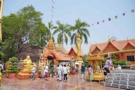 Một góc sân chùa Simueang ở thủ đô Vientiane nơi có đông đảo người dân tới thực hiện các nghi lễ trong Năm mới Lào. (Ảnh: Đỗ Bá Thành/TTXVN)