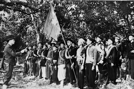 Ông Võ Nguyên Giáp đọc Quân lệnh số I - Quyết định thành lập Đội Việt Nam Tuyên truyền Giải phóng quân (22/12/1944), tiền thân của Quân đội Nhân dân Việt Nam. (Ảnh: Tư liệu TTXVN)