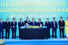 Thủ tướng Phạm Minh Chính chứng kiến Lễ ký biên bản ghi nhớ hợp tác giữa Vietnam Airlines và Korean Air. (Ảnh: Dương Giang/TTXVN)