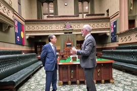 Đại sứ Phạm Hùng Tâm (trái) và Chủ tịch Hạ viện NSW Greg Piper tại tòa nhà Quốc hội bang New South Wales. (Ảnh: TTXVN phát)