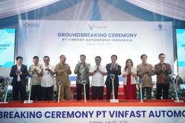 Các đại biểu thực hiện nghi lễ khởi công xây dựng nhà máy Dự án Nhà máy Lắp ráp Xe điện Vinfast. (Ảnh: Đào Trang/TTXVN)
