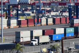 Container hàng hóa được bốc dỡ tại cảng Long Beach ở California, Mỹ. (Ảnh: AFP/TTXVN)