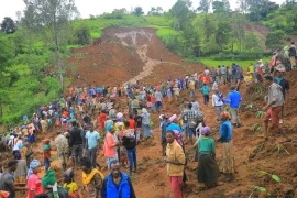 Người dân tập trung tại hiện trường vụ lở đất ở huyện Gofa, miền Nam Ethiopia ngày 22/7 vừa qua. (Ảnh: THX/TTXVN)