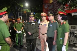Trung tướng Nguyễn Hải Trung kiểm tra, chỉ đạo các lực lượng tham gia đảm bảo an ninh trật tự phục vụ Lễ Quốc tang. (Ảnh: Mạnh Khánh/TTXVN)